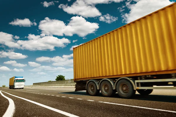 Żółty samochód ciężarowy i pojemnik na autostradzie-biznes, handlowych, transportu towarowego koncepcji, jasne i puste miejsce na widoku bocznym — Zdjęcie stockowe