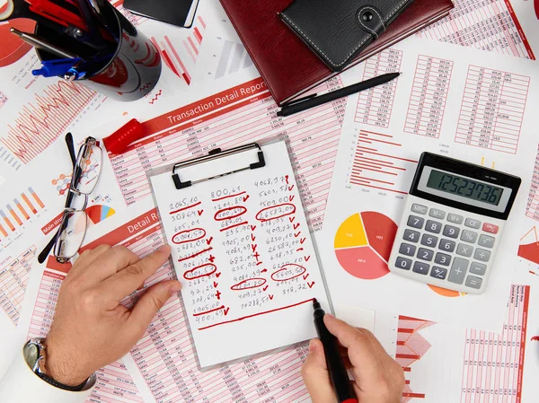 Vlakke top zicht van zakenman die werkt en de berekening van Finance, re — Stockfoto