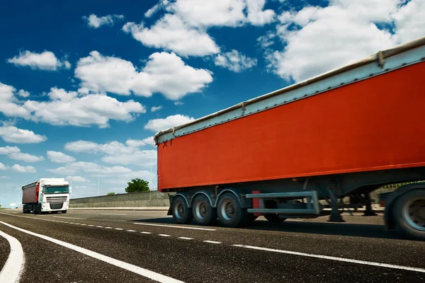 红色卡车在公路上 - 商业，商业，货物运输的概念，清晰和空白的空间在侧视图 — 图库照片