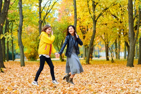 Mujer caminando con hojas de otoño en el parque de la ciudad, retrato al aire libre — Foto de Stock