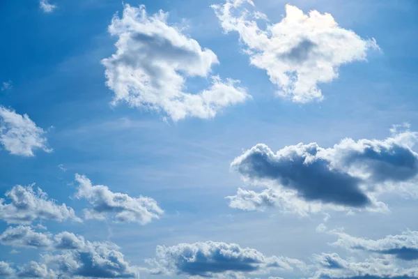 Nuvole bianche nel cielo blu per lo sfondo — Foto Stock