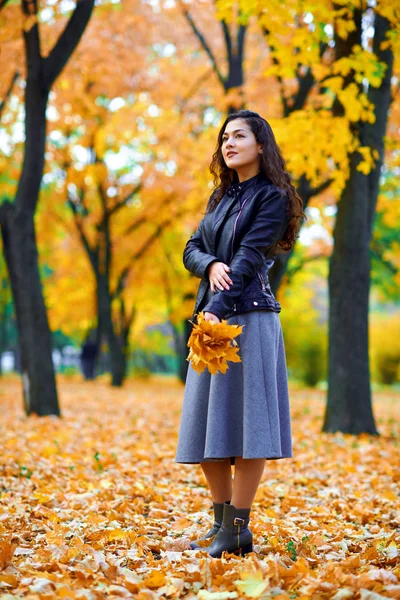 女人在城市公园与秋叶摆姿势，户外肖像 — 图库照片
