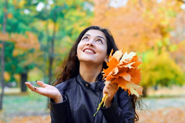 Vrouw poseren met herfst bladeren in stadspark, buiten portret — Stockfoto