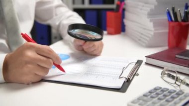 İş adamı çalışma ve hesaplama, okur ve raporlar yazar. Ofis çalışanı, Masa çekim. İş mali muhasebe kavramı.
