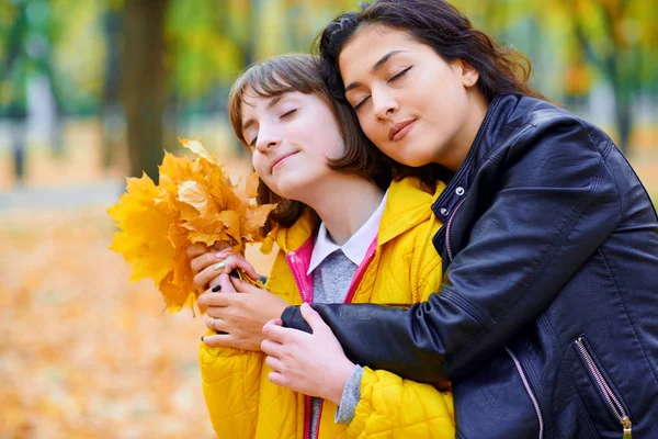 Vrouw sluit ogen met herfstbladeren in stadspark, outdoor portret — Stockfoto