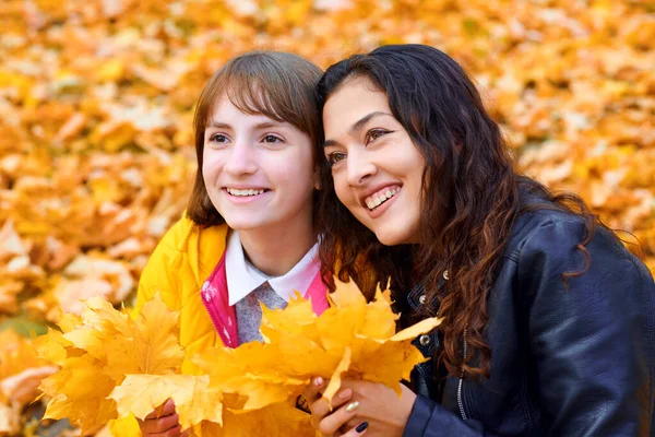 Vrouw met plezier met herfst bladeren in stadspark, buiten portret — Stockfoto