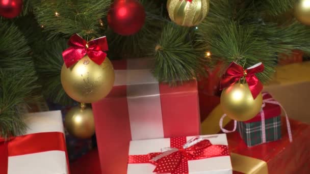 Gros plan sur l'arbre de Noël, la décoration et les coffrets cadeaux. Lumières de Noël et guirlande sur fond sombre - joyeuses fêtes et concept de nouvelle année 