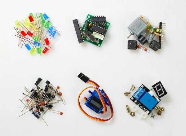 Close-up van elektronische componenten, eenheden, onderdelen, radioapparatuur en digitale microchip - Diy kit voor het leren, opleiden en ontwikkelen van elektrische circuits — Stockfoto