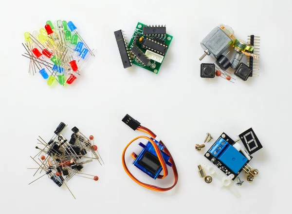 Gros plan de composant électronique, unité, pièce, équipement radio et micropuce numérique kit de bricolage pour l'apprentissage, la formation et le développement de circuits électriques — Photo