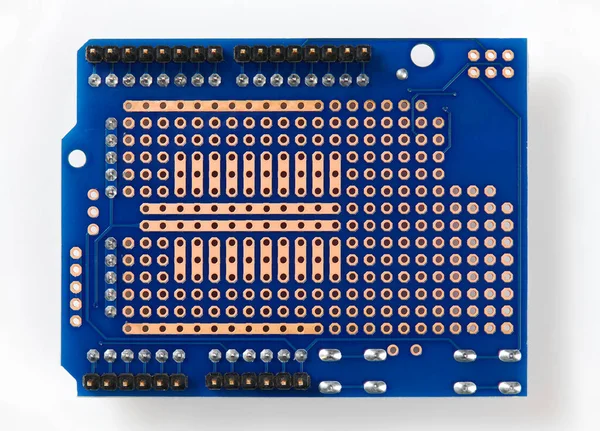 Primo piano del circuito stampato - componente elettronico per apparecchiature radio e microchip digitali, concetto per lo sviluppo di circuiti elettrici — Foto Stock