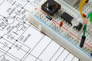Elektronik bileşenin, birimin, parçanın, radyo ekipmanının ve dijital mikroçipin kapanışı - Elektrik devrelerinin öğrenimi, eğitimi ve geliştirilmesi için Diy kit