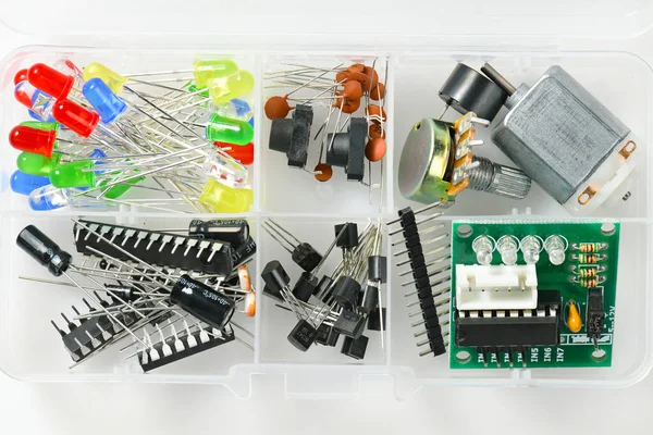 Närbild av elektroniska komponenter, enheter, delar, radioutrustning och digitala mikrochips - Diy kit för inlärning, utbildning och utveckling av elektriska kretsar — Stockfoto