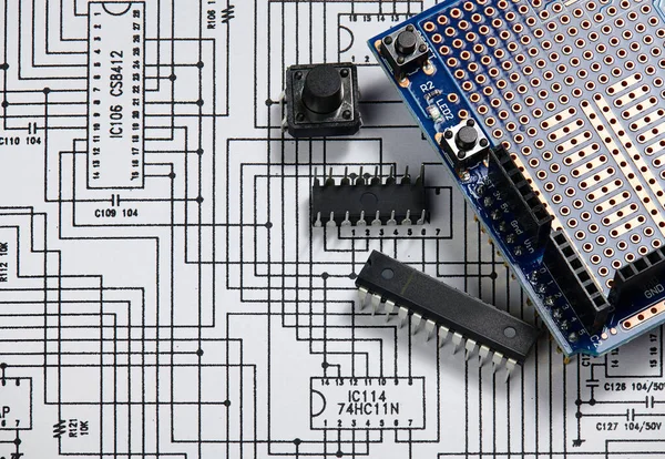 Närbild av elektroniska komponenter, enheter, delar, radioutrustning och digitala mikrochips - Diy kit för inlärning, utbildning och utveckling av elektriska kretsar — Stockfoto