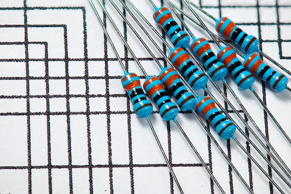 Close-up van weerstanden op schakelschema - concept van leren, opleiding en ontwikkeling van elektrische circuits — Stockfoto