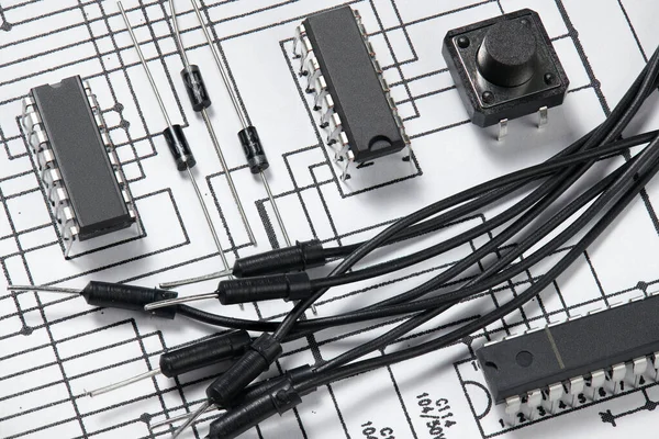 Close-up de componentes eletrônicos, unidade, peça, equipamento de rádio e microchip digital - kit DIY para aprendizagem, treinamento e desenvolvimento de circuitos elétricos — Fotografia de Stock