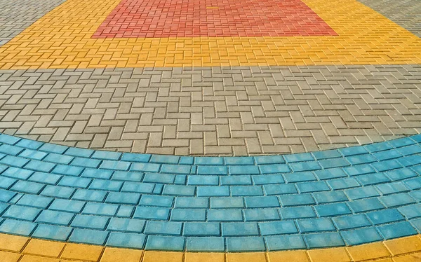 Baldosas de pavimentación amarillas, rojas y azules para fondo o textura —  Fotos de Stock