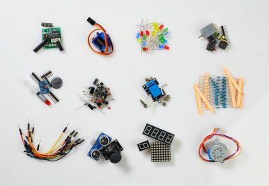 Elektronik bileşenin, birimin, parçanın, radyo ekipmanının ve dijital mikroçipin kapanışı - Elektrik devrelerinin öğrenimi, eğitimi ve geliştirilmesi için Diy kit