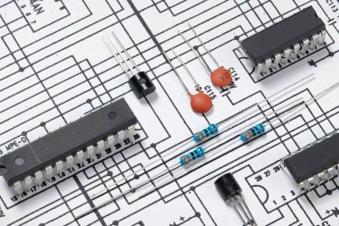 Elektronik bileşenin, birimin, parçanın, radyo ekipmanının ve dijital mikroçipin kapanışı - Elektrik devrelerinin öğrenimi, eğitimi ve geliştirilmesi için Diy kit