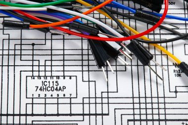 Devre şeması üzerindeki kabloların kapatılması - öğrenme, eğitim ve elektrik devrelerinin geliştirilmesi kavramı