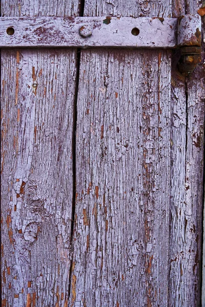 Старинный деревянный фон с пилинговой краской, фиолетовый цвет — стоковое фото