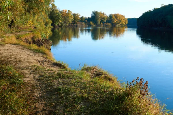 Herfst landschap van rivier en heldere bomen en struiken — Stockfoto