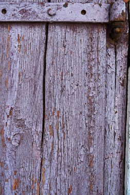 Soyulmuş boyalı eski ahşap arka plan, mor renk.