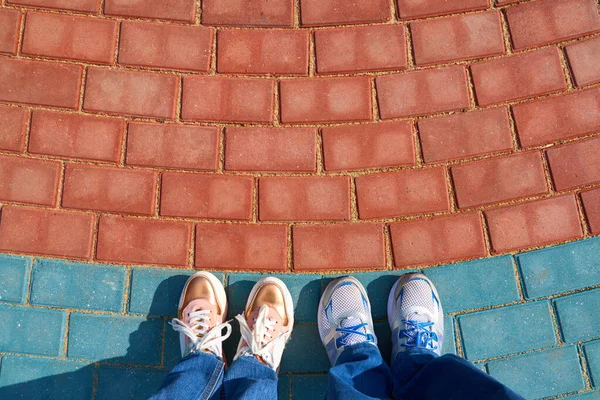 Ανθρώπινα πόδια σε παπούτσια που στέκονται στα πλακάκια του πεζοδρομίου — Φωτογραφία Αρχείου