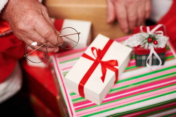 Primo piano di Babbo Natale con tanti regali - Buon Natale e Buone Feste ! — Foto Stock