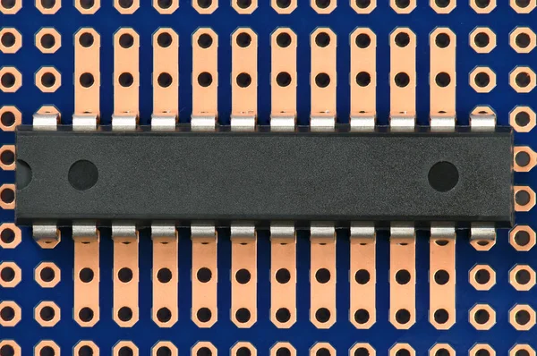 Print circuit board dan microchip closeup - komponen elektronik untuk peralatan digital, konsep untuk pengembangan sirkuit komputer listrik — Stok Foto