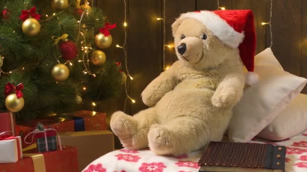 圣诞圣诞树 装饰品和礼品盒的特写 黑暗背景下的圣诞彩灯和花环 节日快乐和新年观念 — 图库视频影像