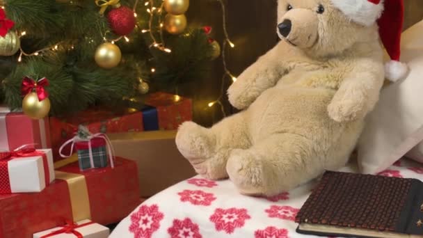 Close Van Kerstboom Decoratie Geschenkdozen Kerstverlichting Slinger Donkere Achtergrond Vrolijke — Stockvideo