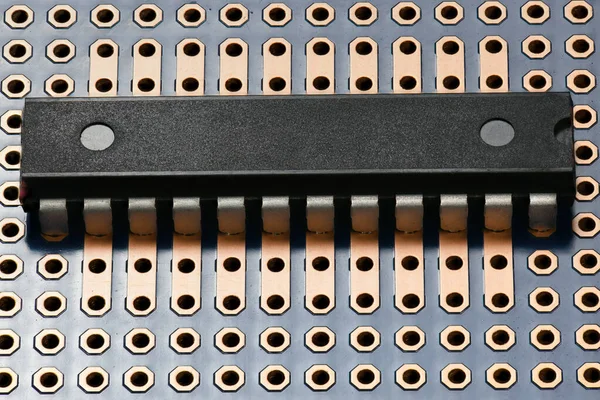 Printplaat en microchip close-up - elektronisch onderdeel voor digitale apparatuur, concept voor de ontwikkeling van elektrische computercircuits — Stockfoto