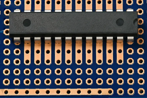 Placa de circuito impresso e fechamento de microchips - componente eletrônico para equipamentos digitais, conceito para desenvolvimento de circuitos elétricos de computador — Fotografia de Stock