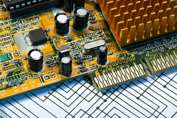 Close-up van elektronische componenten, printplaat, eenheid, onderdeel, schakelschema, computerapparatuur en digitale microchip - Diy kit voor het leren, trainen en ontwikkelen van elektrische circuits — Stockfoto