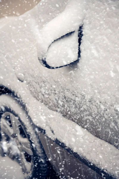 Auto coperte di neve in strada durante la giornata invernale — Foto Stock