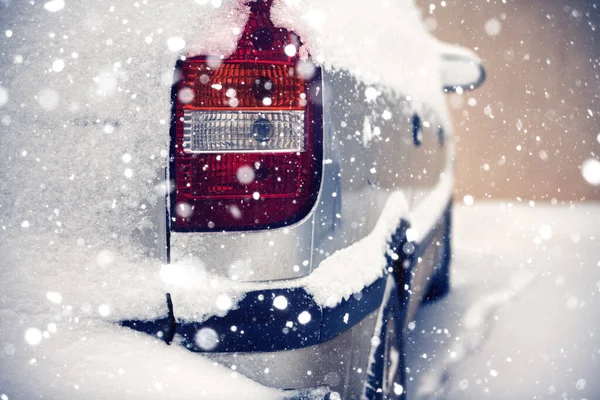 Samochody pokryte śniegiem na ulicy w zimowy dzień — Zdjęcie stockowe