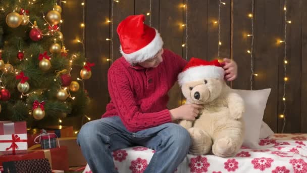 Weihnachtsmann Bub Liest Buch Zum Bären Spielzeug Sitzt Drinnen Neben — Stockvideo