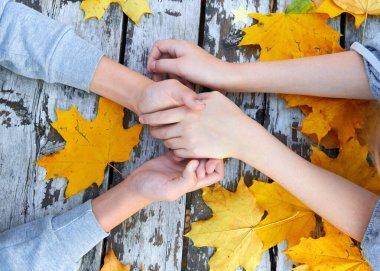 Sonbahar Elleri Ahşap zemin üzerinde Yapraklar