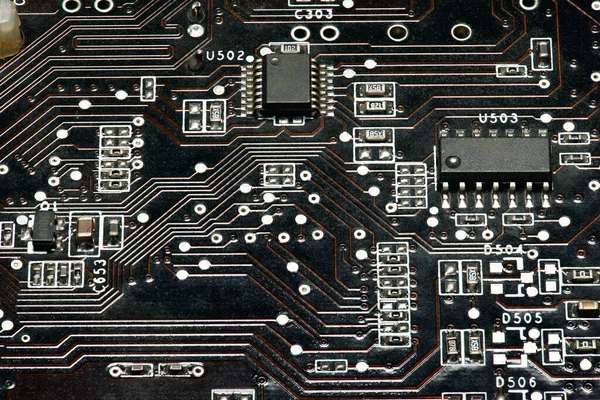 Placa de circuito impresso e microchip, ou closeup cpu - componente eletrônico para equipamentos digitais, conceito para o desenvolvimento de circuitos de computador elétrico — Fotografia de Stock