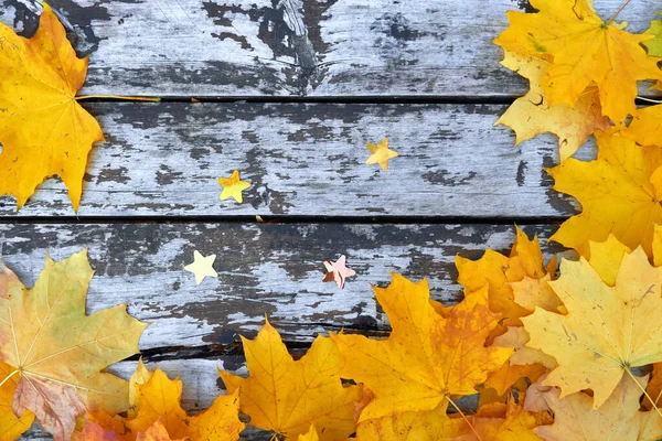 Herbstblätter über hölzernem Hintergrund — Stockfoto