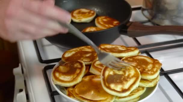 Pfannkuchen Kochen Der Heimischen Küche Teig Heiße Pfanne Und Herd — Stockvideo