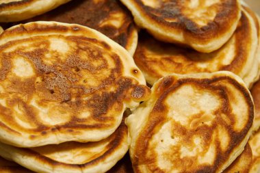 Tabakta ev yapımı leziz krepler, arka planda ahşap masa.