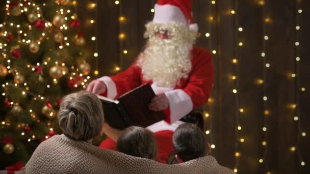 Libro Lectura Santa Para Familia Madre Hijos Sentados Interior Cerca — Vídeos de Stock