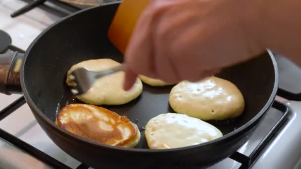 在家里厨房 热锅和炉灶里做煎饼 — 图库视频影像