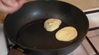 Ev mutfağında krep, hamur, sıcak tava ve soba.