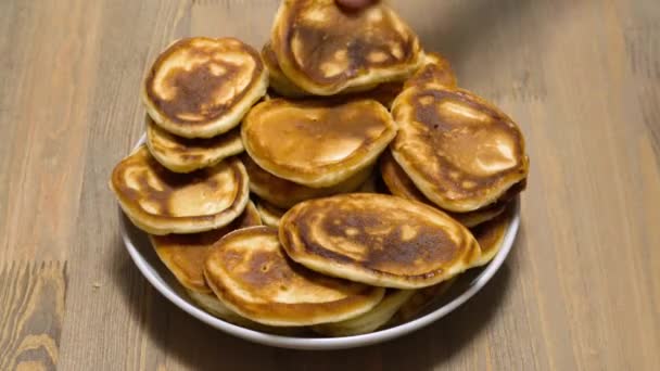 Rápidamente Agarrando Delicioso Panqueques Del Plato Una Gran Familia Hambrienta — Vídeo de stock