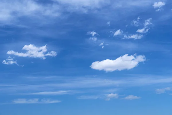 Langit Biru Yang Cerah Dengan Awan Lembut Hari Yang Cerah — Stok Foto