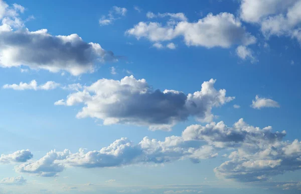 Langit Biru Yang Cerah Dengan Awan Lembut Hari Yang Cerah — Stok Foto
