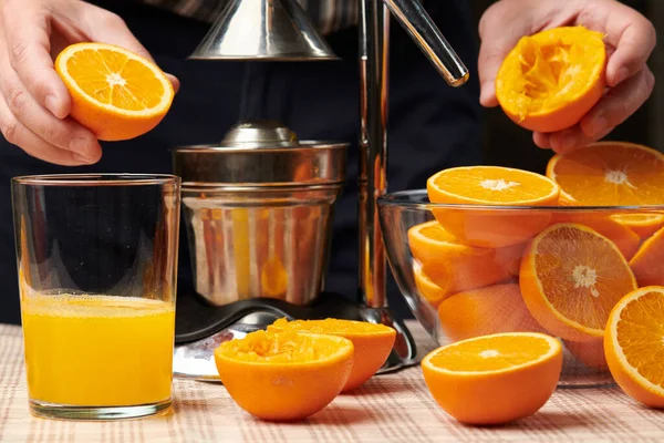 인쇄기로 오렌지를 들이키고 가까이 보면서 만드세요 오렌지 짜내고 — 스톡 사진