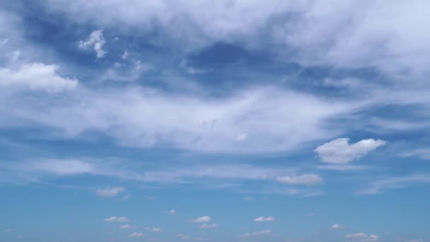 Timelapse Céu Azul Bonito Brilhante Com Nuvens Suaves Dia Ensolarado — Vídeo de Stock